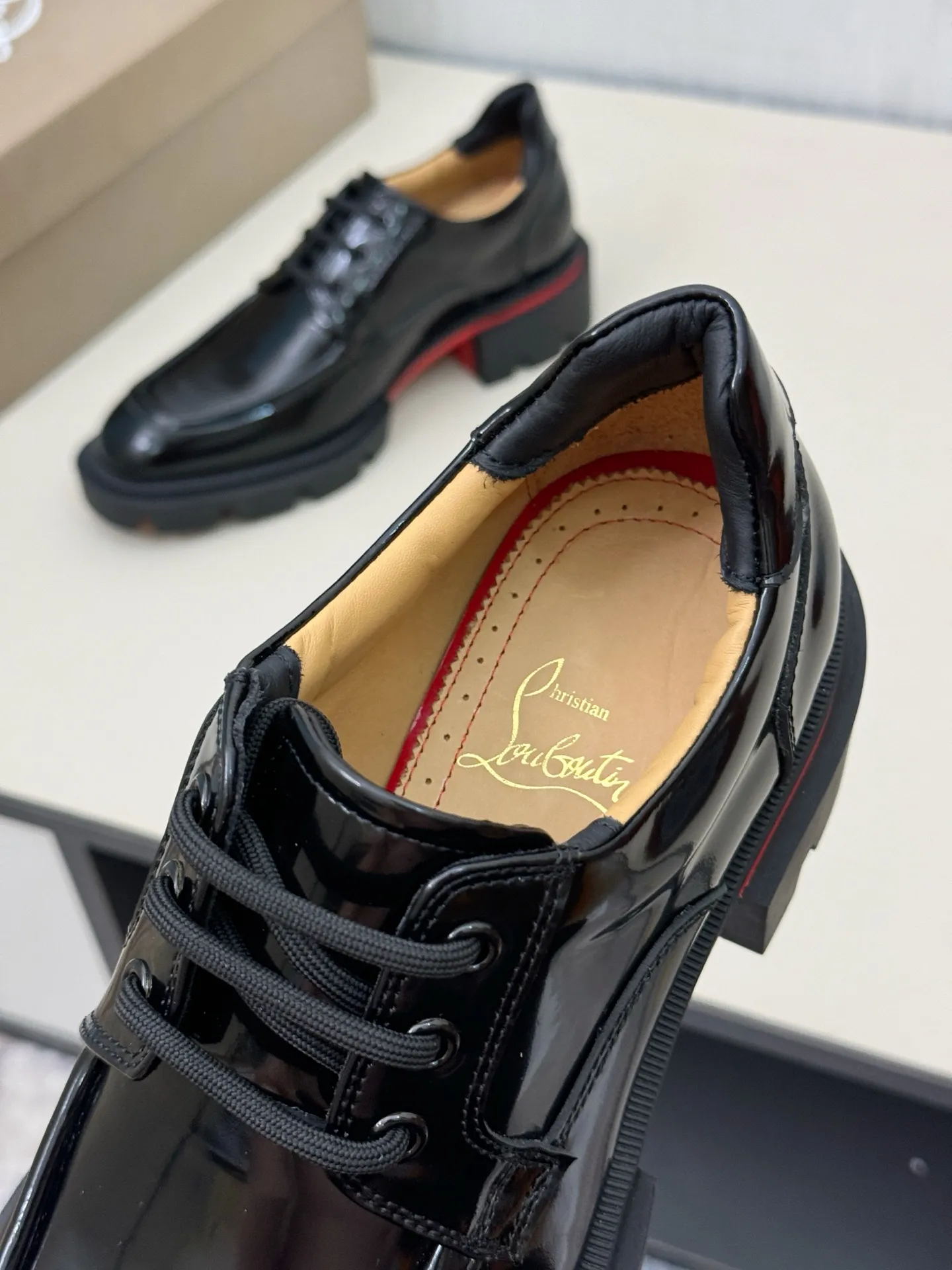 [CL～High-end men’s red-soled shoes] Top P: 880💰. Size: 39-44 (38.45.46 can be customized) 🆑Top original order purchasing agent Imported open-edge bead fabric and water-dyed cowhide inside 🉑️ Imported TPU rubber sole, wear-resistant and non-slip, full of European style.